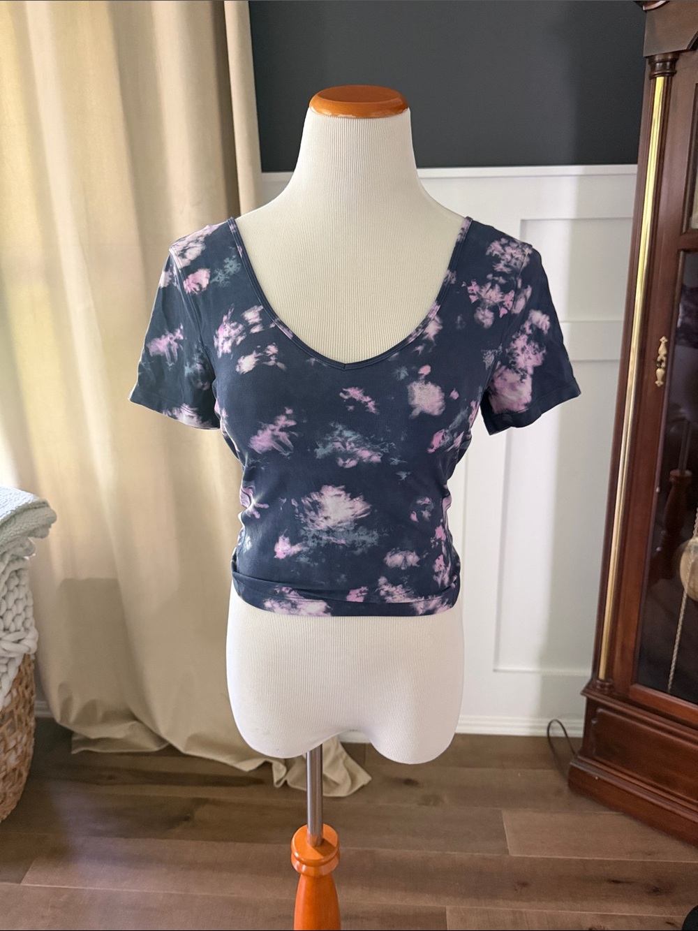 💘lululemon athletica Navy and Pink Tie-Dye Scoop Neck Crop Top